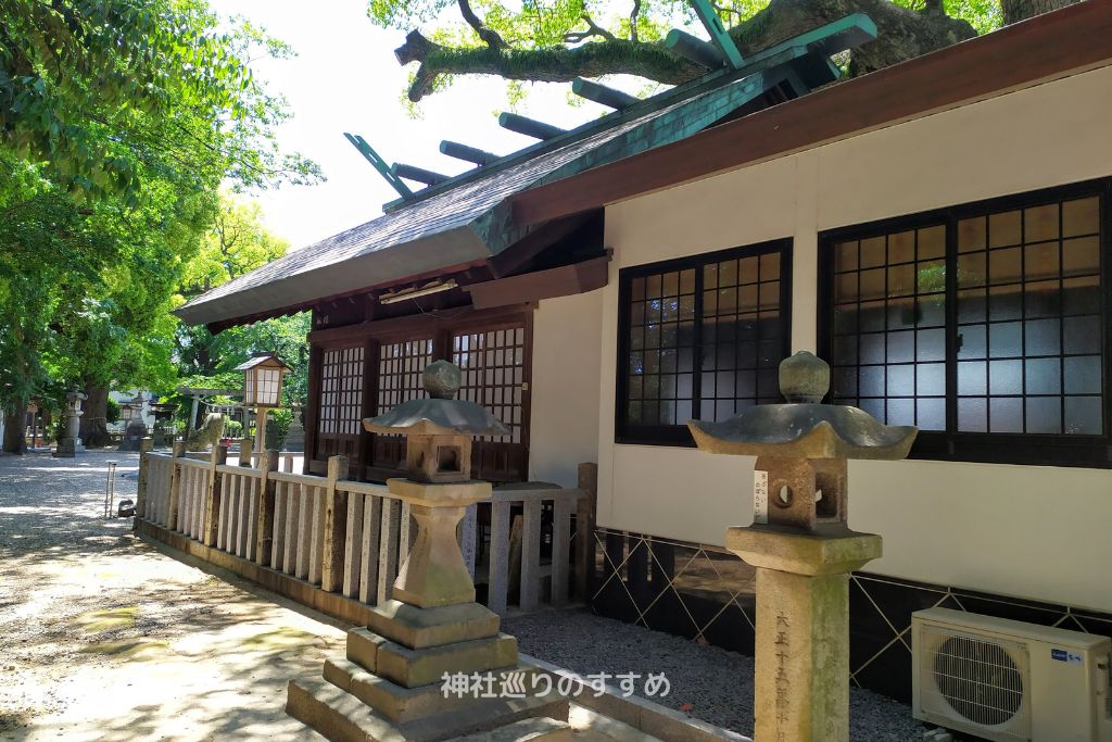 熊野三社の本殿（後ろの白い建物）