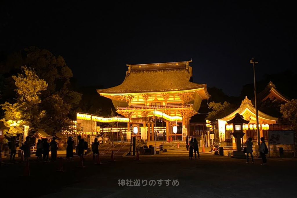 ちょうちんで彩られる津島神社夜の楼門