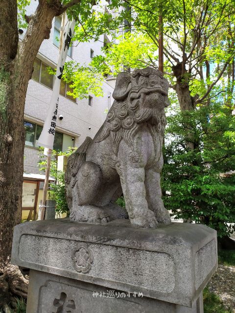 左側「吽形」の狛犬さん