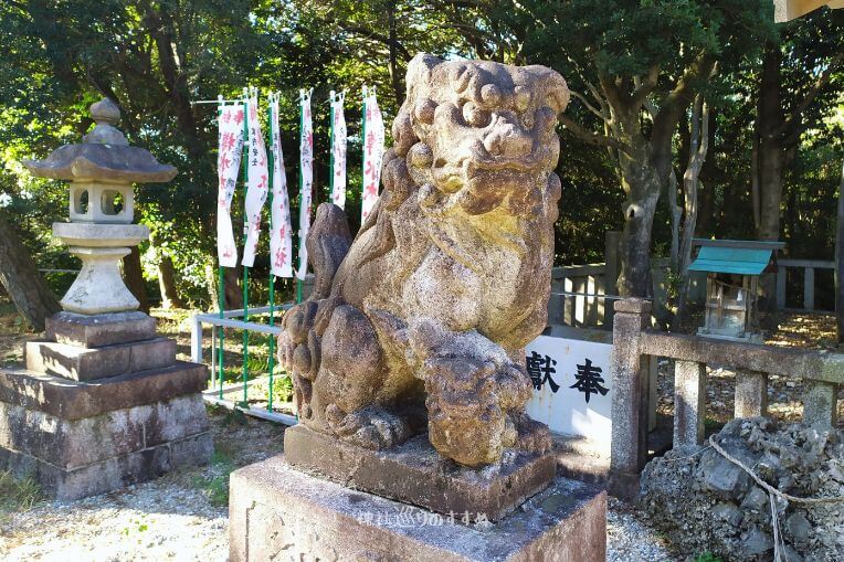 左側の狛犬さん