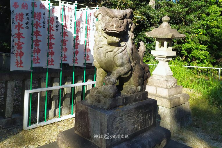 右側の狛犬さん