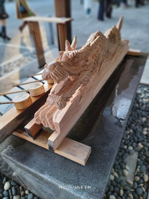若宮八幡社龍の木彫り手水舎前側