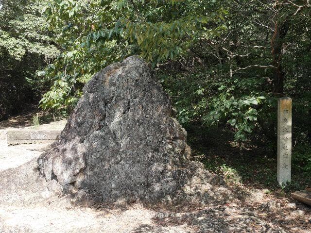 伊奈波神社旧蹟の烏帽子岩
