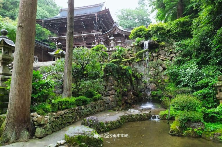 稲荷神社神滝と池