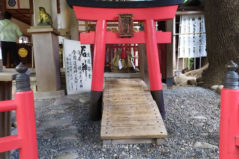 道祖神の小さい鳥居と石神