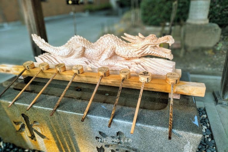 若宮八幡社龍の木彫り手水舎