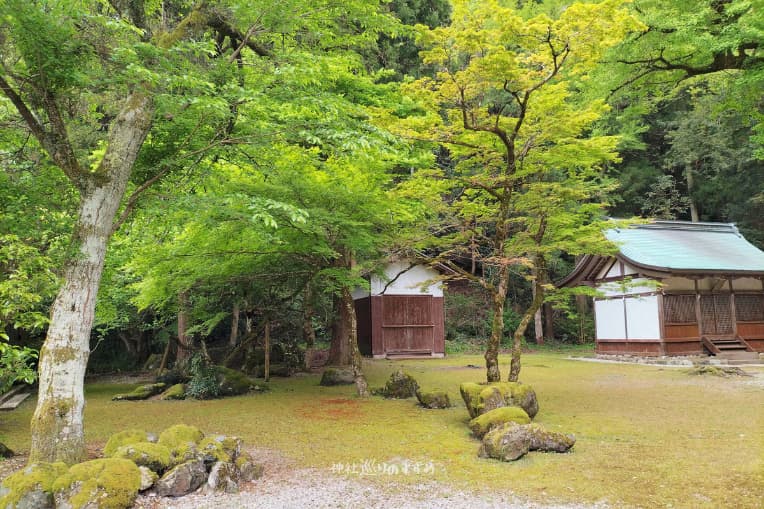 調宮神社境内の石