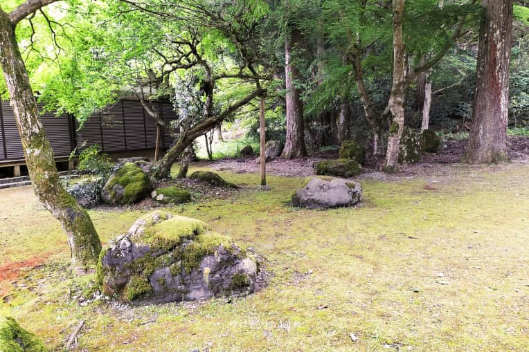 調宮神社境内の並ぶ石