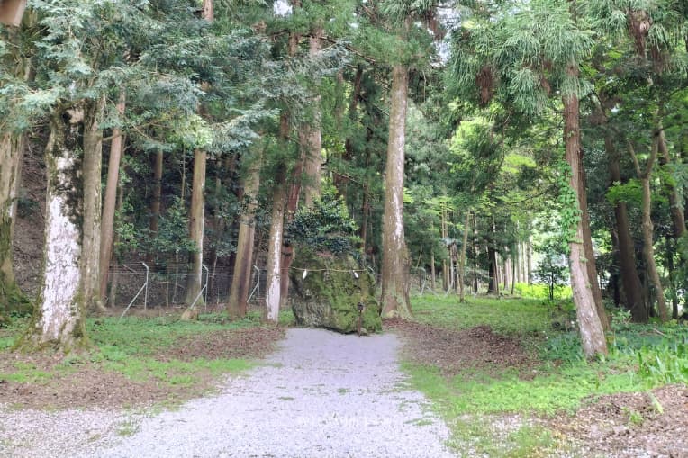 調宮神社境内奥の磐座