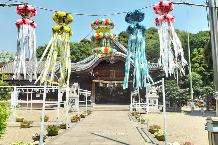 熊野神社本殿と吹き流し