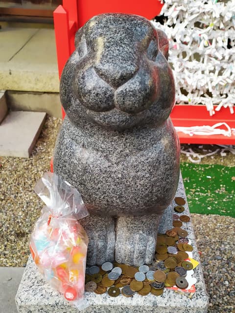 三輪神社幸せのなでうさぎ