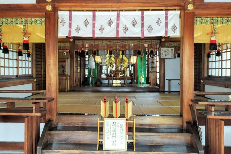 三輪神社拝殿と社殿