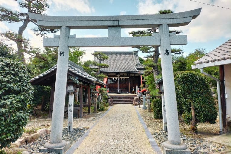 玉三稲荷神社鳥居と本殿