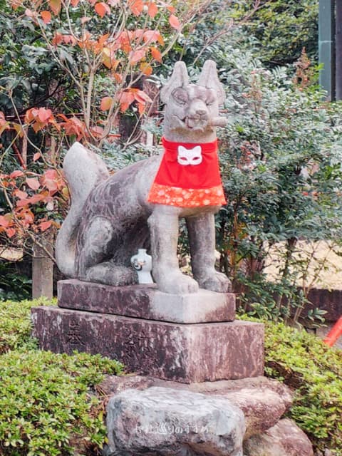 玉三稲荷神社本殿前左側のお稲荷さん