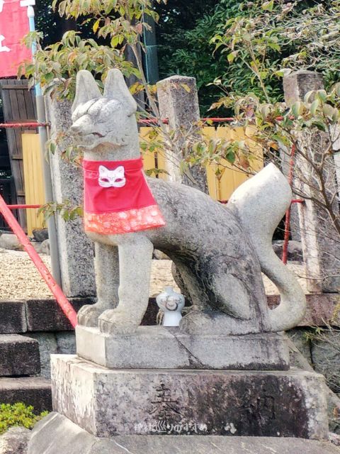 玉三稲荷神社本殿前右側のお稲荷さん