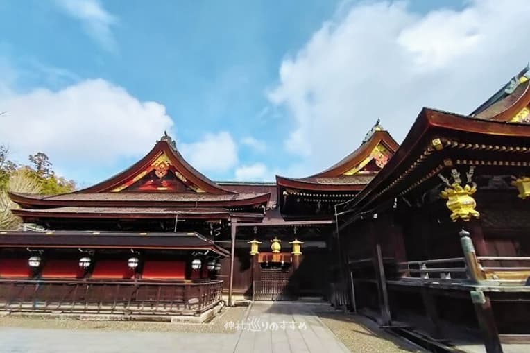 八棟造の社殿