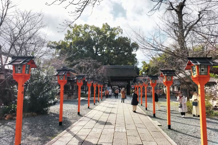 平野神社参道と灯ろう