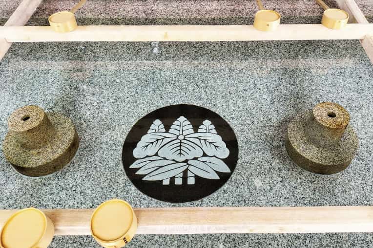 成海神社手水鉢(水盤)五七桐竹紋