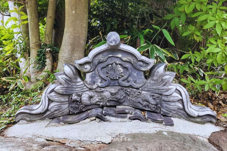 成海神社龍の彫刻と五七桐竹紋の鬼瓦