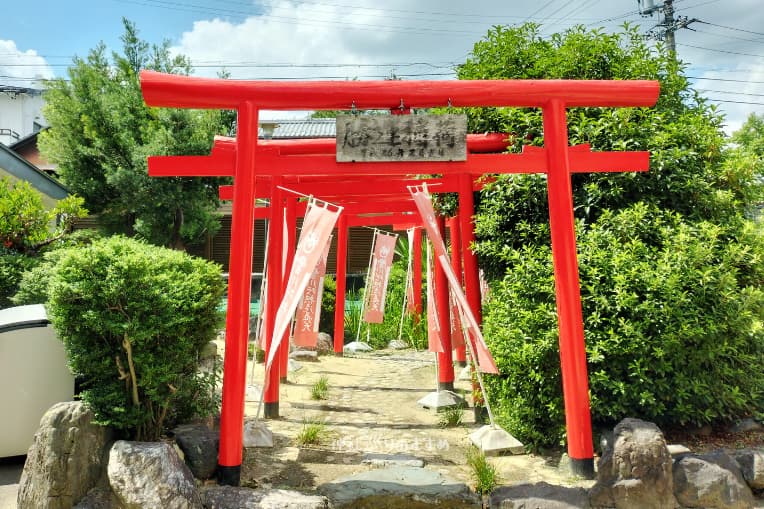 勝運稲荷朱色の鳥居