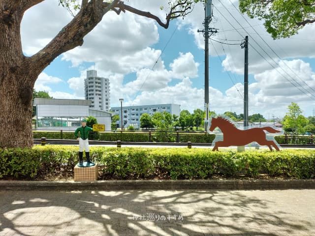 「西入場門まであと100m」と書かれた案内