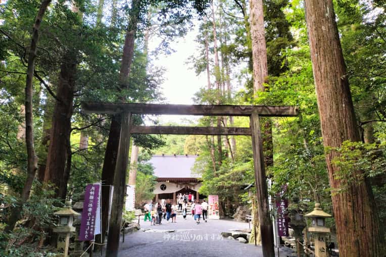 椿大神社四の鳥居と本殿