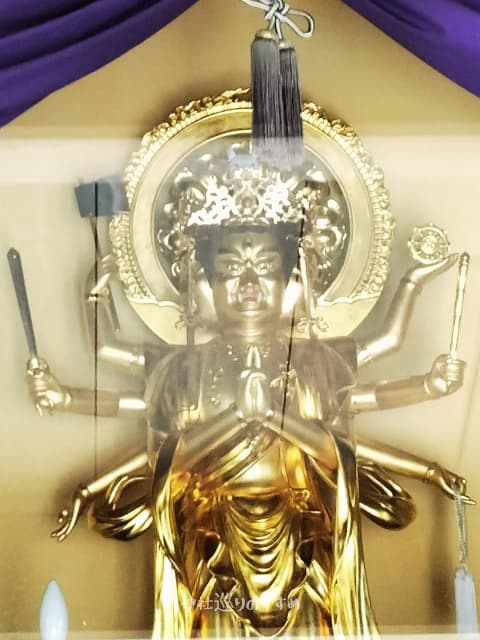 中京競馬場内馬頭観音像