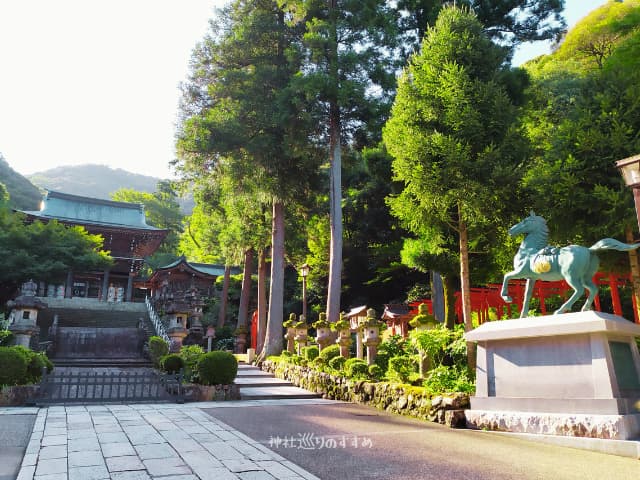井難波神社馬銅像