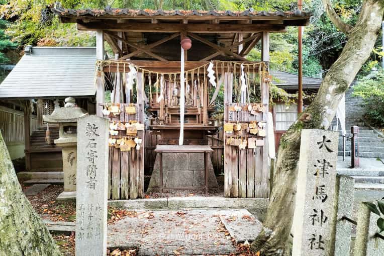 馬神神社お社（標柱：大津馬神社）