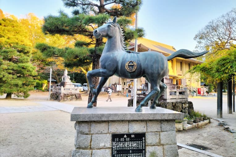 藤森神社神馬像