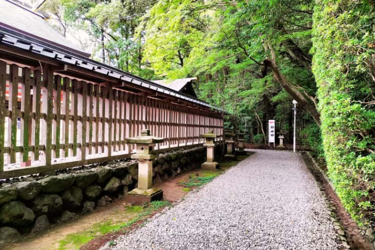 御神田へ続く参道