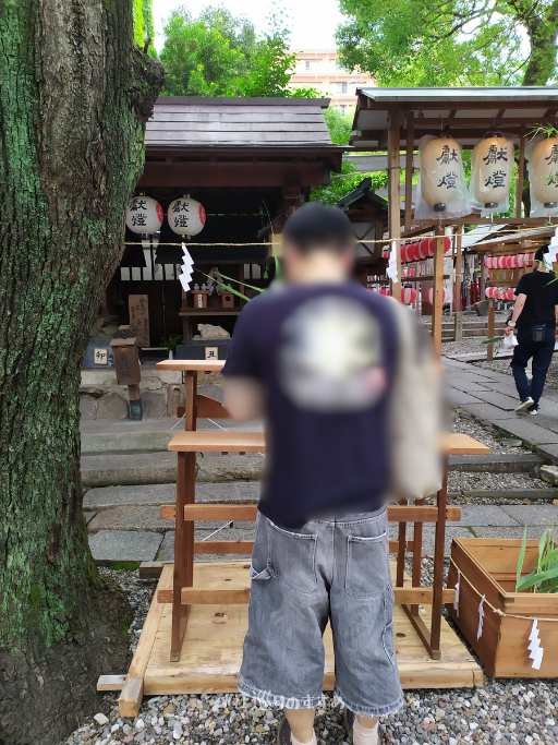 三宝へ人形(ひとがた)を入れている