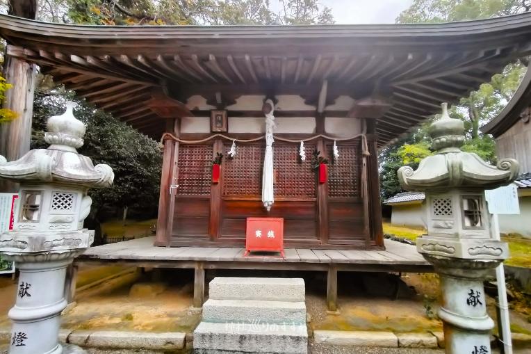 賀茂神社境内の不動堂
